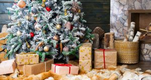 5 astuces déco pour sublimer son sapin de Noël en famille