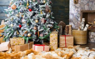 5 astuces déco pour sublimer son sapin de Noël en famille